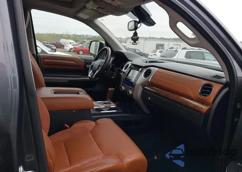 2018 Toyota Tundra 1794 5.7L V8 z USA, uszkodzony, nr VIN 5TFAY5F1XJX725205